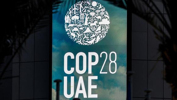 El logotipo de la Conferencia de las Naciones Unidas sobre el Cambio Climático COP28 se muestra en la Expo City de Dubai el 12 de diciembre de 2023. (Foto de Giuseppe CACACE / AFP)