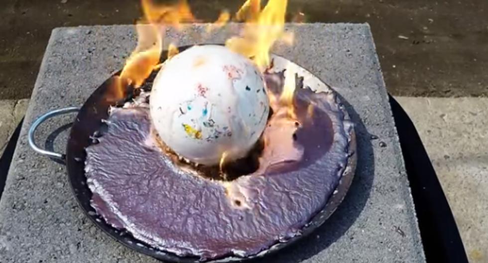 En este video de YouTube podremos apreciar qué es lo que pasa cuando fundes cobre y lo echar encima de una bola de caramelo. (Foto: captura)