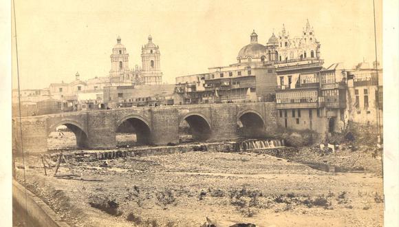 En esta foto tenemos una escena del Rio Rímac y el Puente de Piedra, vista desde el Rímac. Se ve en el lecho del río que corre un delgado hilo de agua.