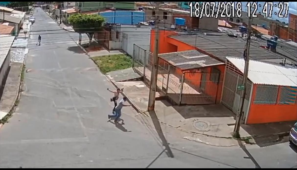 El momento en el que una joven frustra el robo de su celular con técnica de Jiu-jitsu. (Foto: YouTube)