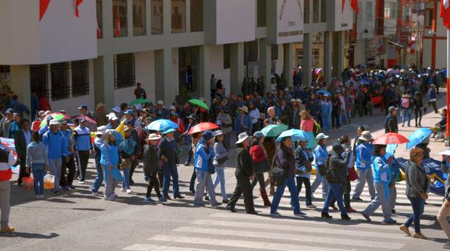 Por otro lado, representantes del Sindicato único de Trabajadores de la Educación (SUTEP) se concentraron en la zona norte de Puno para luego marchar por las principales calles de la ciudad. A esa movilización, se sumaron los médicos del Ministerio de Salud, quienes también acatan una huelga indefinida (Foto: Carlos Fernández)