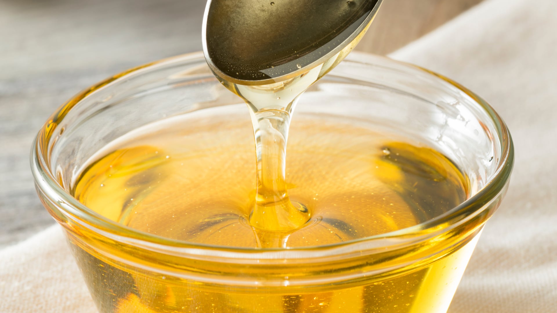 Algunas marcas pueden diluir la miel de agave con otros edulcorantes o aditivos, por lo que es importante leer las etiquetas y buscar opciones de alta calidad.
