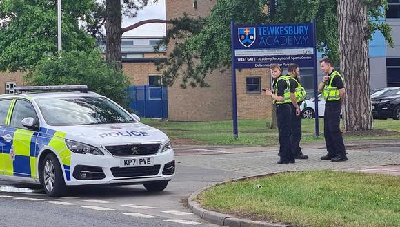 Agentes de la policía frente a un colegio en Londres. (Foto: NNN)