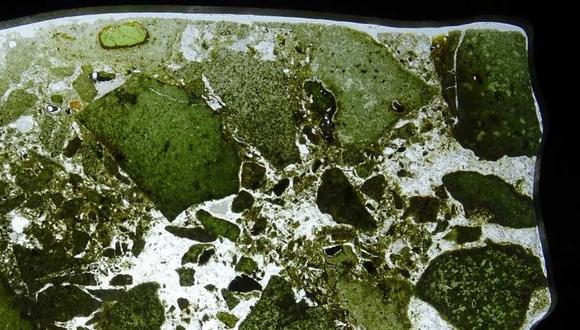 Las kimberlitas son rocas complejas que llegaron a la superficie de la Tierra desde grandes profundidades. La imagen muestra una sección delgada de una kimberlita rica en carbonato.
(DAVID SWART / MESSENGERS OF THE MANTLE EXHIBITION)