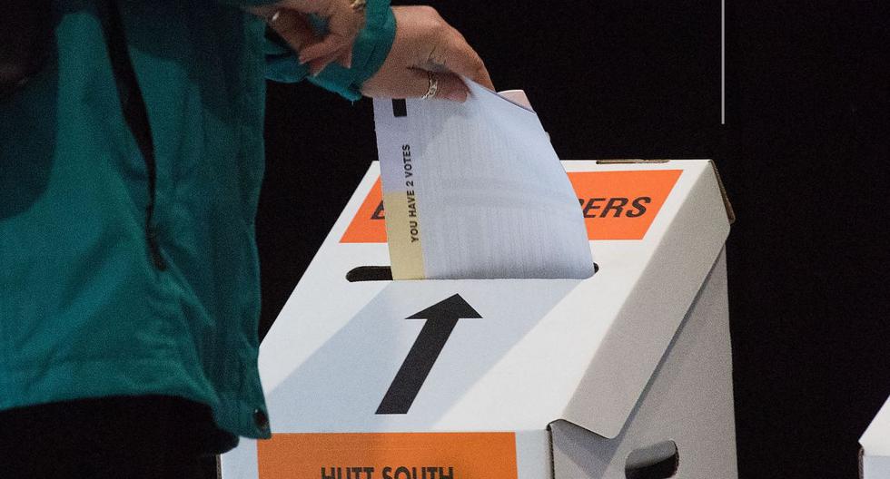Una foto de archivo de una mujer participando en las elecciones generales de 2017 de Nueva Zelanda, en Wellington. (AFP)