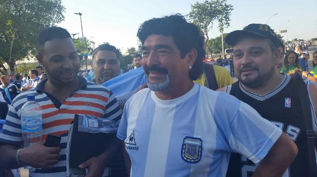 'Maradona', el 'Papa Francisco' y miles alientan a Argentina - 1