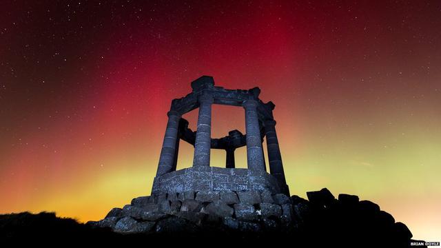 Mira la impactante aurora boreal sobre el cielo británico - 1