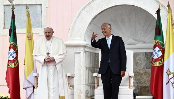 El Papa Francisco (L) asiste a una ceremonia de bienvenida con el presidente portugués Marcelo Rebelo de Sousa en el Palacio Nacional de Belem, Lisboa. (Foto de Marco BERTORELLO / AFP)