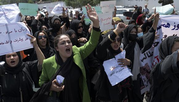 Las mujeres afganas sostienen pancartas mientras marchan y gritan lemas "Pan, trabajo, libertad" durante una protesta por los derechos de las mujeres en Kabul el 13 de agosto de 2022. (Foto referencial: Wakil KOHSAR / AFP)