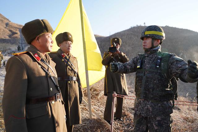 Las históricas fotos de soldados de Corea del Norte y Corea del Sur cruzando por primera vez la frontera entre ambos países. Foto: AFP
