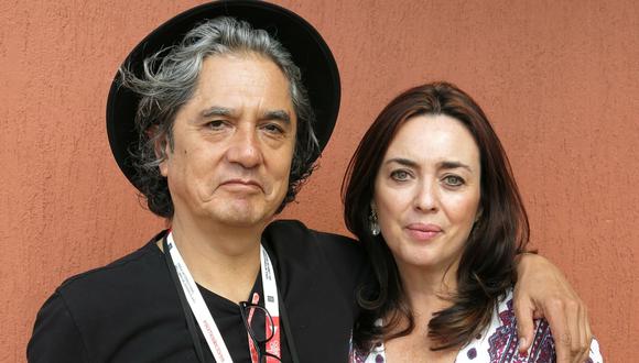 En esta foto de 5 de diciembre del 2015, el músico mexicano Armando Vega Gil posa junto a la escritora Beatriz Rivas. El hombre se suicidó tras ser acusado anónimamente por supuestamente haber acosado a una niña de 13 años. (AP).