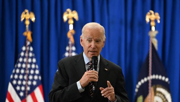El presidente de los Estados Unidos, Joe Biden, habla durante un ayuntamiento con veteranos y sobrevivientes de veteranos en New Castle, Delaware.