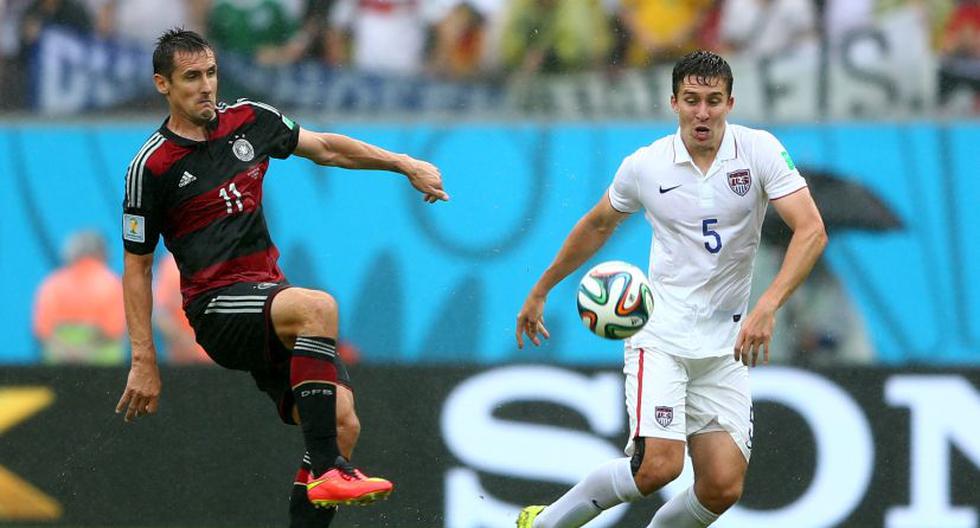 Miroslav Klose enfrenta al norteamericano Matt Besler. (Foto: Getty Images for Sony)