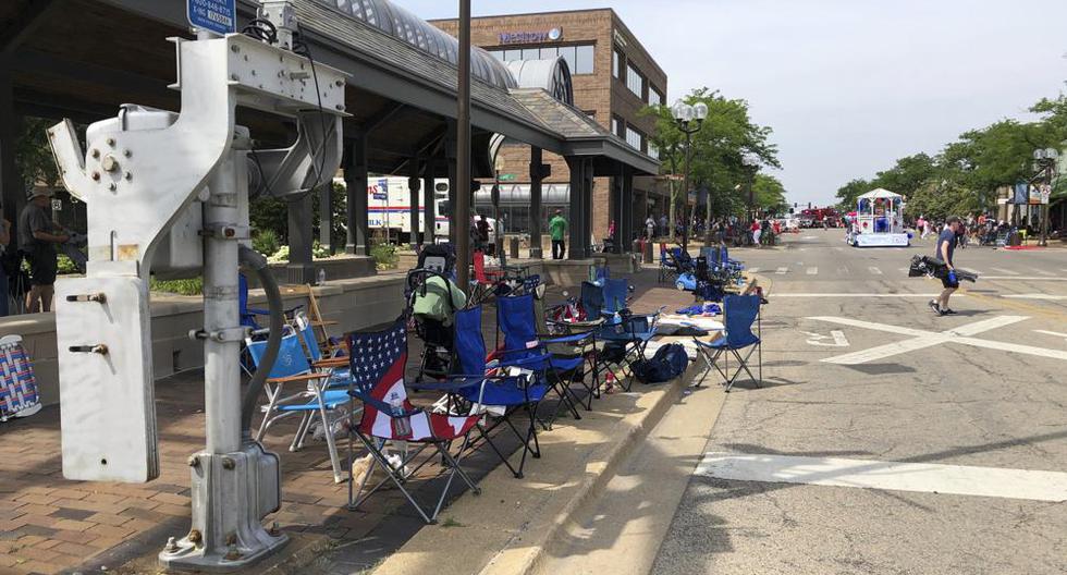 Sillas permanecen abandonadas después de que la gente huyera de la escena de un tiroteo masivo en Highland Park, Illinois, Estados Unidos, el 4 de julio de 2022. (Foto: AP).