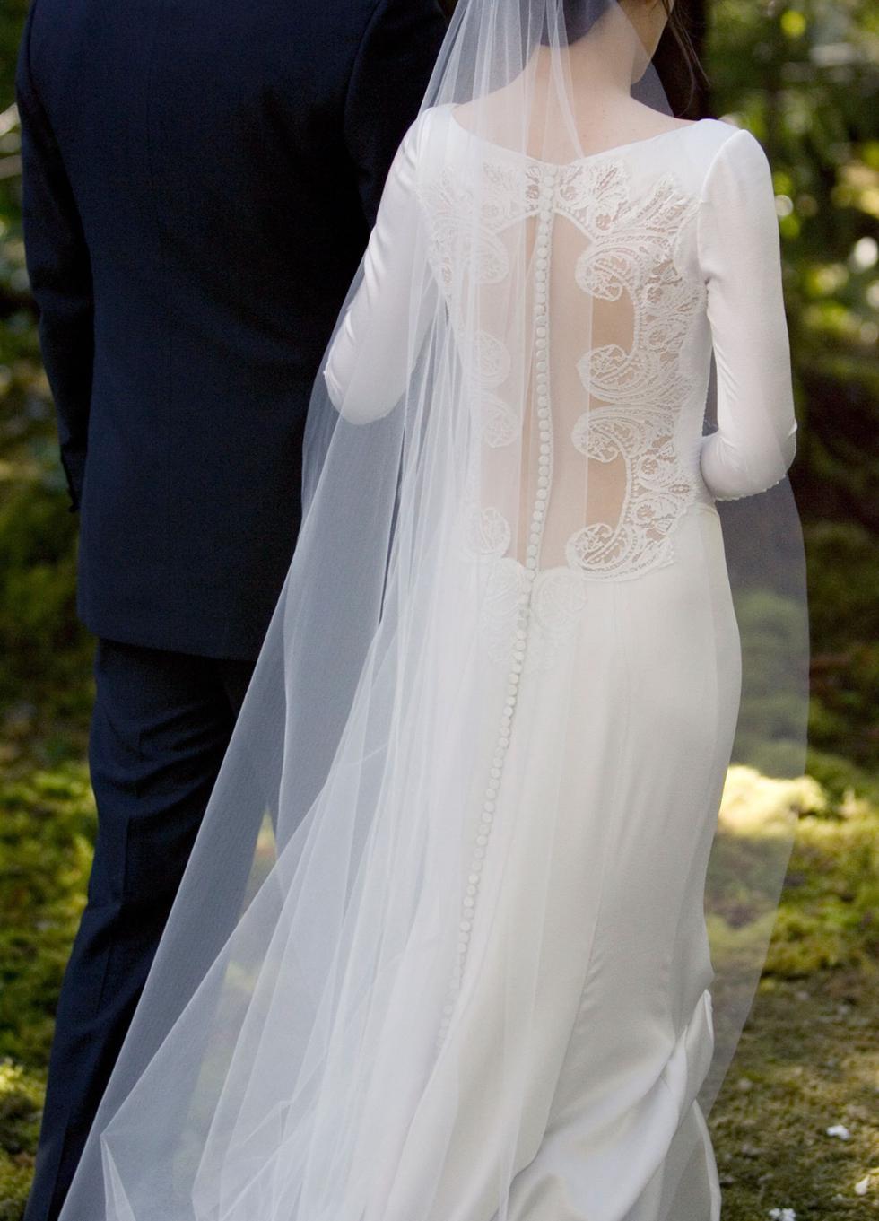 Tal vez te sorprenda, pero el vestido que lució Kristen Stewart en la piel de Bella Swan para la película “Amanecer” (2012) de “Crepúsculo”, una de las sagas más taquilleras de todos los tiempos, es un diseño de Carolina Herrera. En la historia, el impresionante vestido de novia de Bella para su boda con Edward era un diseño con mucho detalle, en especial en la abertura de la espalda grácilmente adornada con botones, lazos y bordados. Un vestido que se convirtió en todo un boom cuando luego de un tiempo salió al mercado. (Foto: Summit Entertainment)