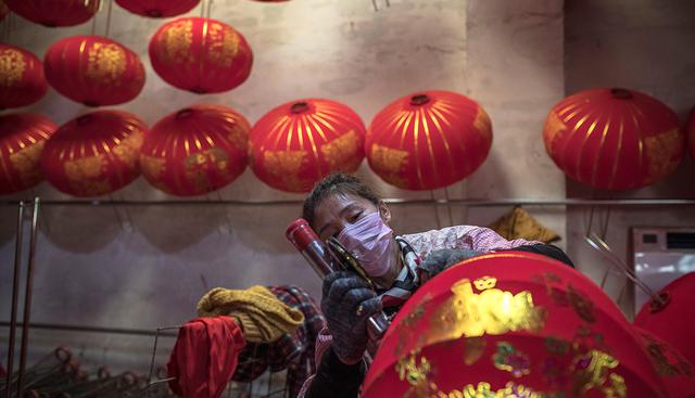 En Tuntou, en el norte de China, trabajan contra reloj para preparar miles de farolillos rojos que iluminarán las calles y hogares del gigante asiático para atraer la buena suerte durante el Año Nuevo chino. (EFE)
