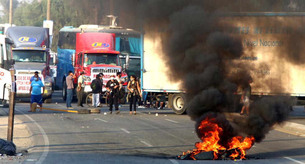 Un bloqueo de transportistas el 17 de marzo a la altura del kilómetro 17.5 de la Carretera Central. (Foto: Félix Ingaruca / GEC)