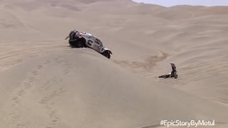 Dakar 2018: motociclista checa se salva de ser atropellada en las dunas[VIDEO]