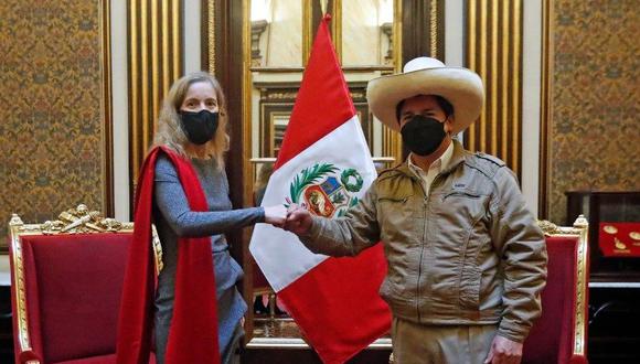 El presidente de la República detalló que el objetivo de conseguir la llegada de más dosis es para “promover el derecho sanitario y continuar con el proceso de vacunación”. (Foto: Twitter Pedro Castillo)