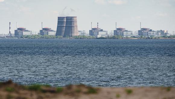 En esta foto de archivo tomada el 27 de abril de 2022, una vista general muestra la planta de energía nuclear Zaporizhzhia, situada en el área controlada por Rusia de Enerhodar, vista desde Nikopol. (Foto de Ed JONES / AFP)