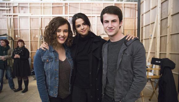 Clay Jensen (Dylan Minnette) y Hannah Baker (Katherine Langford) y Selena Gómez, productora de "13 Reasons Why". (Foto: Netflix)