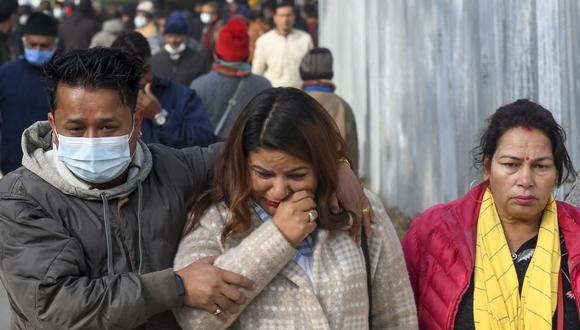 Los familiares de las víctimas que murieron en un accidente aéreo de Yeti Airlines lloran frente a un hospital en Pokhara el 17 de enero de 2023. (Foto: PRAKASH MATHEMA / AFP)