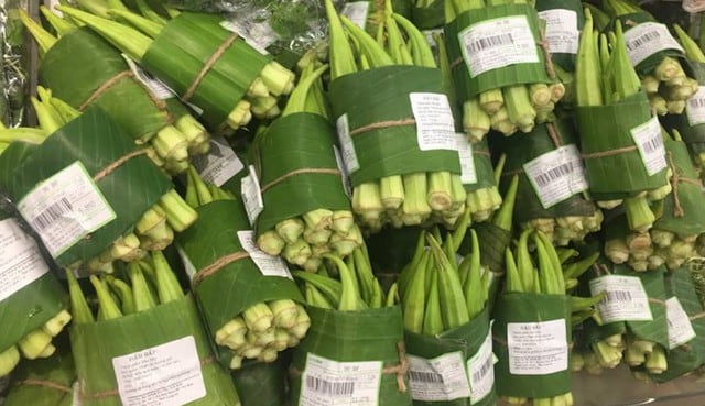 Vegetales como las cebollas chinas, quimbombós y otros son envueltos en hojas de banano para ya no tener que recurrir al plástico. (Fotos: LOTTE Mart Vietnam en Facebook)