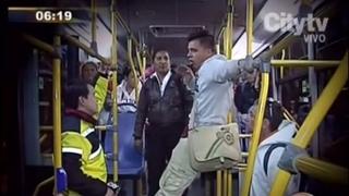 Conductor de bus abandonó a pasajeros y se tomó un taxi [VIDEO]