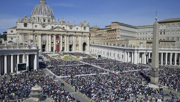 Una vista general de la Plaza de San Pedro mientras el papa Francisco preside la Misa de Pascua en la Ciudad del Vaticano. (EFE/EPA/CLAUDIO PERI).