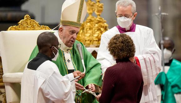 Los nuevos lectores -dos hombres y seis mujeres- y catequistas -cinco hombres y tres mujeres-, llegados de varias partes del mundo como Perú o Brasil, se sentaron frente al altar papal y fueron llamados por su nombre para recibir el mandato. (Foto: Andrew Medichini / AP)