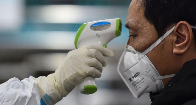 La empresa de productos de higiene y cuidado personal Softys adquirió una máquina para fabricar mascarillas. Esta tiene una capacidad de producción de 1.500.000 mascarillas al mes y se espera que se encuentren produciendo en alrededor de 30 días en su planta de Santa Anita. (Foto: AFP)