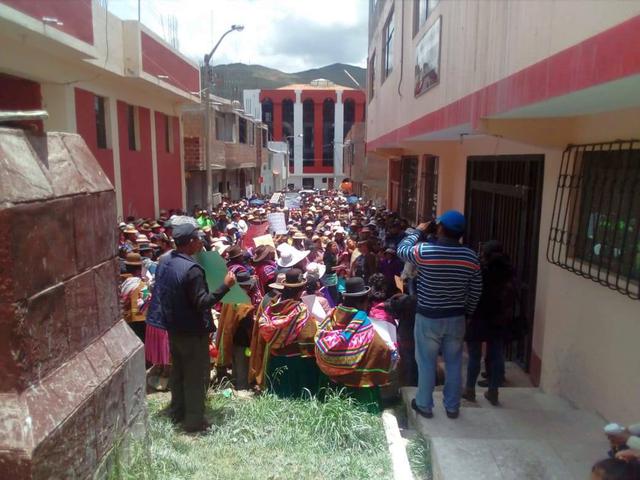 Esta tarde, un grupo de vecinos de la ciudad de Huancané (Puno) marcharon en apoyo a la joven de 18 años quien desde setiembre había sido secuestrada y violada sexualmente por su pareja, un menor de 16 años, al interior de su domicilio (Foto: cortesía)