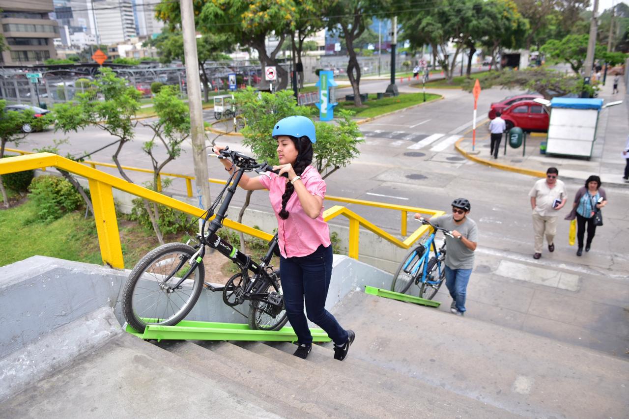 Desde hoy los ciclistas pueden usar los bici-rieles instalados en algunos puentes peatonales de San Isidro (Foto: Municipalidad de San Isidro).