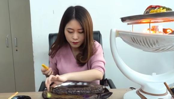 Dos adolescentes supuestamente intentaron imitar el experimento que aparecía en un video de cocina de Ms Yeah (en la foto). La youtuber dice que usaron un método diferente. (Foto: Weibo, vía BBC Mundo).