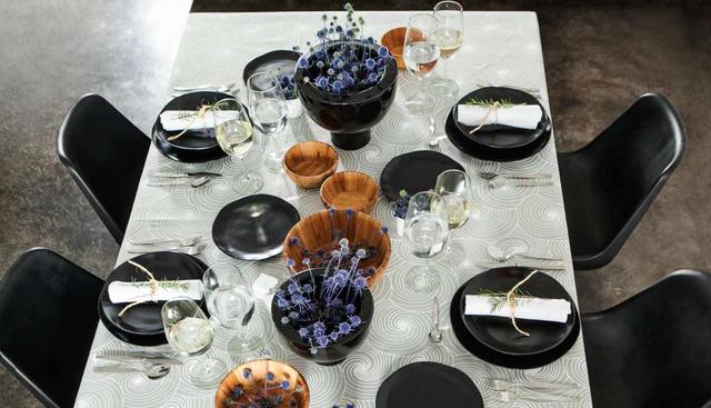 Dale un toque sofisticado a tu mesa con vajilla en blanco y negro. (Foto: Jaime Gianella)
