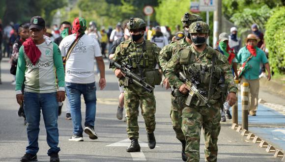 Para encontrar a los ciudadanos desaparecidos, la Fiscalía y la Defensoría de Colombia han activado 35 equipos de búsqueda. En la foto se aprecian soldados en medio de los bloqueos en establecidos por los manifestantes en Cali, Colombia. (Luis Carlos AYALA / AFP)