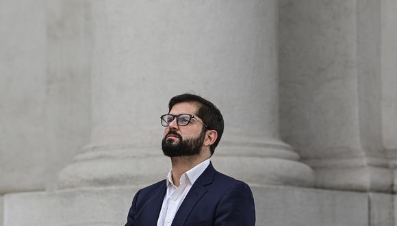 El presidente de Chile, Gabriel Boric, observa durante una ceremonia en el palacio presidencial de La Moneda en Santiago, el 6 de septiembre de 2022.  (Foto por Martín BERNETTI / AFP)