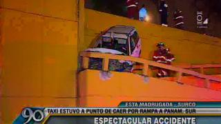 Taxi a punto de caer de puente Benavides en Surco [VIDEO]