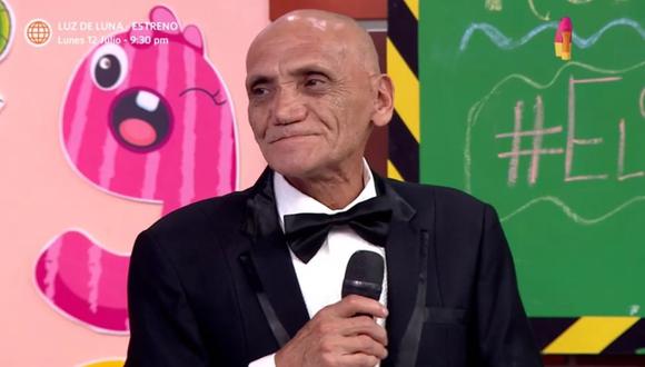 "Felpudini" visitó el set de "El Reventonazo de la Chola" y recibió una placa por su trayectoria. (Foto: Captura América TV).