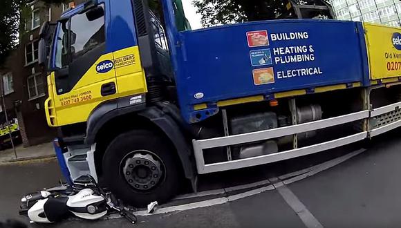 YouTube: Motociclista se salva de ser atropellado por camión