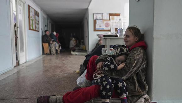 Anastasia Erashova llora mientras abraza a su hijo en un pasillo de un hospital en Mariupol, Ucrania, el 11 de marzo de 2022. (Foto AP/Evgeniy Maloletka).