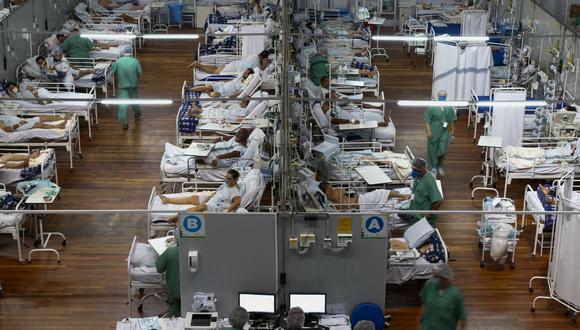 Pacientes de coronavirus COVID-19 permanecen en un hospital de campaña instalado en un gimnasio en Santo Andre, estado de Sao Paulo, Brasil, el 26 de marzo de 2021. (Foto de Miguel SCHINCARIOL / AFP).