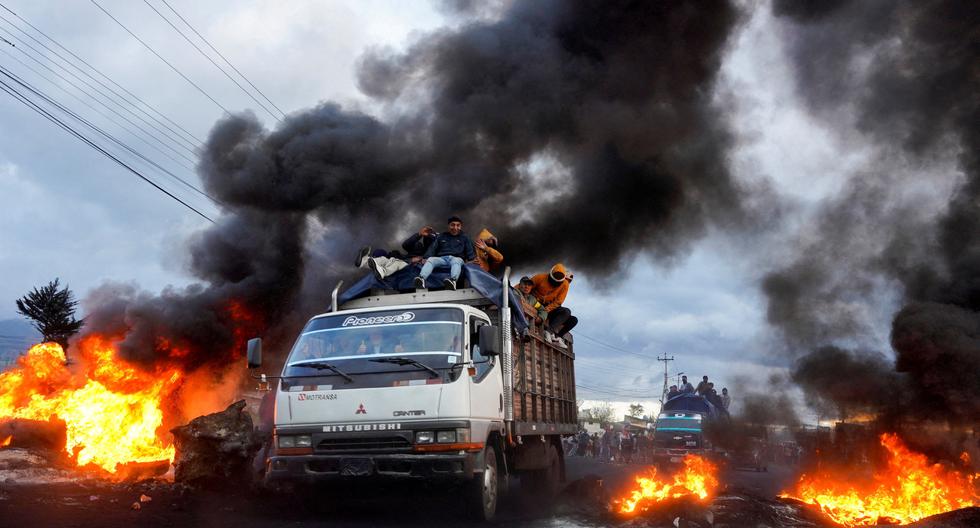 Manifestantes indígenas queman todo a su paso mientras se dirigen a Quito. REUTERS