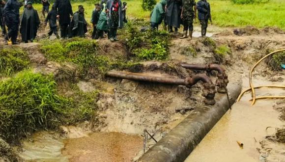 Los funcionarios de Nigeria no tuvieron que cavar profundo para descubrir uno de los oleoductos ocultos. (JACOB ABAI).