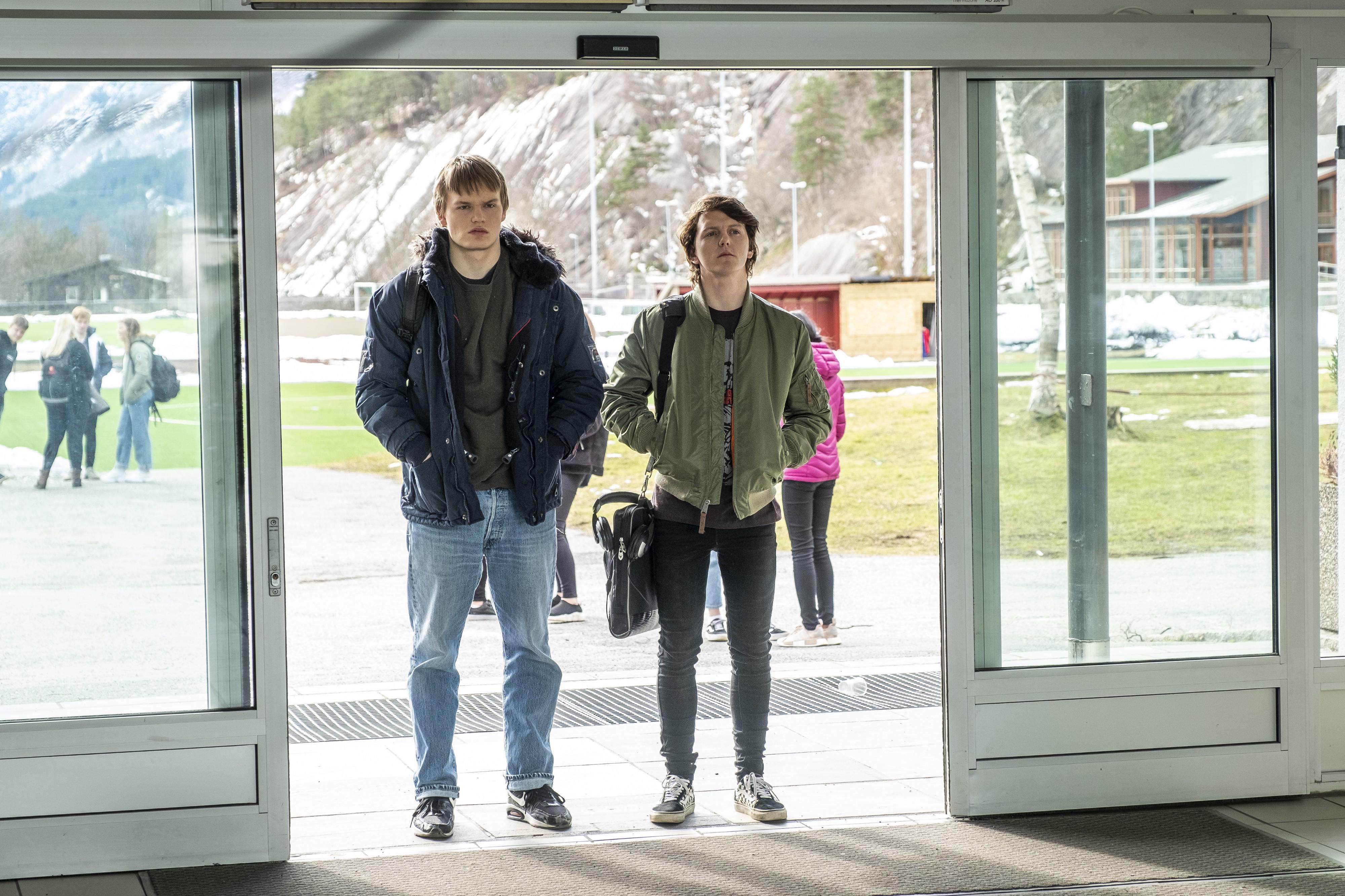 Magne y Fjor, dos de los personajes central de "Ragnarok", a su llegada a su nuevo instituto (Foto: Netflix)