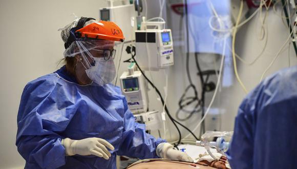 Trabajadores de la salud atienden a un paciente de coronavirus COVID-19 en la Unidad de Cuidados Intensivos del Hospital El Cruce - Dr. Nestor Kirchner en Florencio Varela, Argentina. (Foto de RONALDO SCHEMIDT / AFP).
