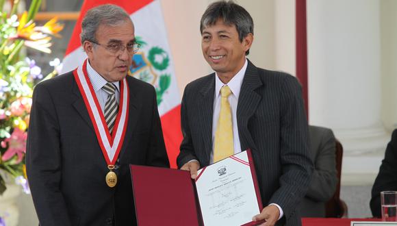 José Arista Arbildo recibe su credencial de presidente regional (Amazonas) por parte del JNE en el año 2010. (Foto: El Comercio)