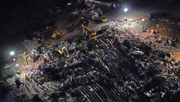 En esta foto aérea, se ve una fábrica colapsada con trabajadores que buscan sobrevivientes en Mayfield, Kentucky, después de que los tornados atravesaron el área la noche anterior. (AP / Gerald Herbert)