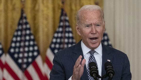 El presidente de Estados Unidos, Joe Biden, responde a preguntas sobre las evacuaciones militares en curso de ciudadanos estadounidenses y afganos vulnerables en el Salón Este de la Casa Blanca en Washington. (Foto: Archivo/ANDREW CABALLERO-REYNOLDS / AFP).