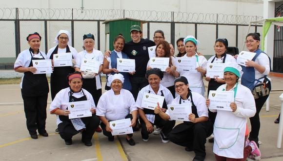 Existen experiencias culinarias que para un grupo de internas del penal de Chorrillos (aquí junto con el chef Palmiro Ocampo) podrían generar cambios en sus vidas.